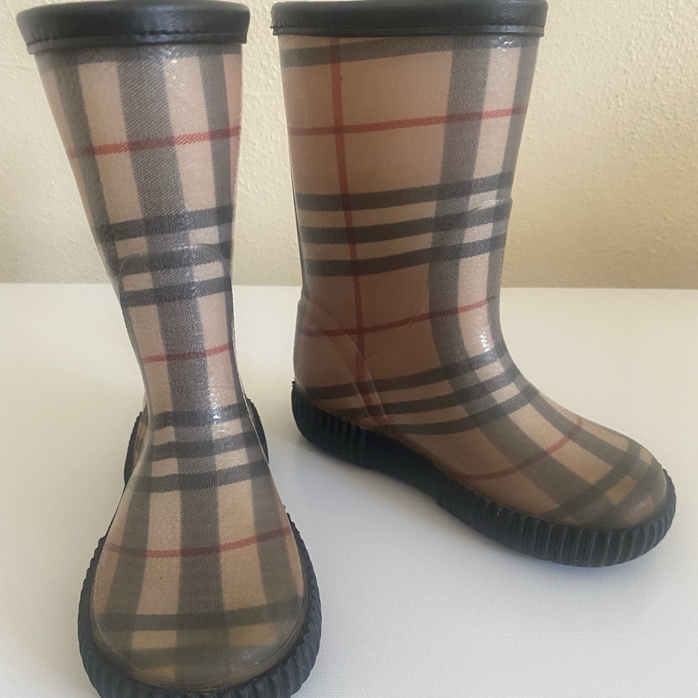 Children’s Burberry rain boots unisex. In like new condition. Size 9/10.